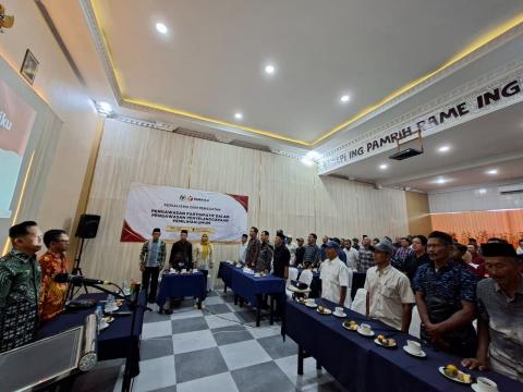 Para peserta sosialisasi berdiri menyanyikan Lagu Kebangsaan Indonesia Raya sesaat sebelum acara dimulai.