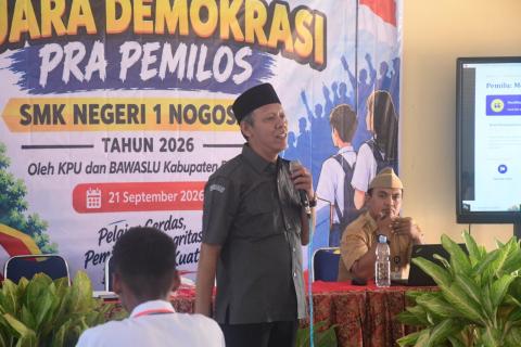 Agus Marwanto (tengah), saat menjadi pemateri di SMK N 1 Nogosari.