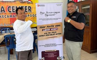 Penyerahan Bahan Sosialisasi
