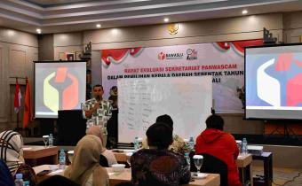 Rapat Evaluasi Sekretariat Panwascam