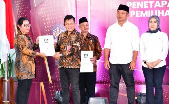 Ketua Bawaslu Boyolali menerima salinan Berita Acara