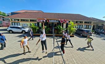 Jajaran Bawaslu Boyolali saat berolahraga voli di halaman kantor.