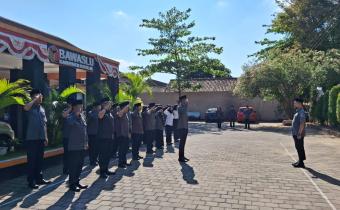 Agus Suyanto (kanan) saat menjadi pembina apel.