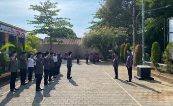 Agus Marwanto (ke 2 dari kanan) saat menjadi pembina apel.