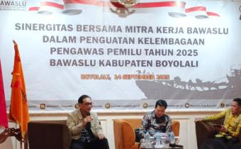 Yulianto Sudrajat (kiri) saat menyampaikan materi.