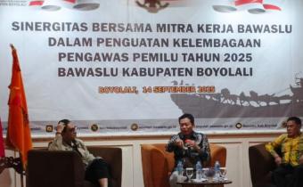 Mohamad Toha (tengah) saat menyampaikan materi.