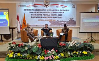 Heddy Lugito (tengah) saat menjadi narasumber pada acara penguatan kelembagaan.