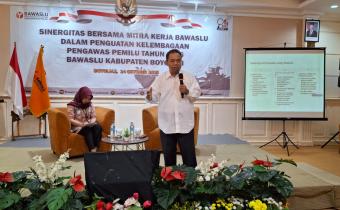 Sarbini (kanan) saat menjadi narasumber dalam acara penguatan kelembagaan.