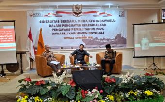 Aria Bima (kiri) saat menjadi narasumber pada acara penguatan kelembagaan.