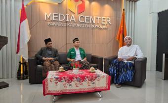 Eko Sumadi (tengah) dan Muhammad Nasron (kiri) saat mengisi tausiyah.