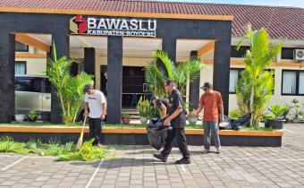 Jajaran Bawaslu Boyolali saat melaksanakan kegiatan bersih-bersih.