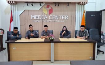 Yessi Yunius (kedua dari kanan) saat memberikan arahan.