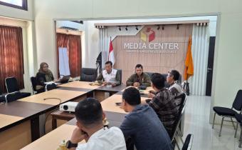 Achmad Husain (kedua dari kiri) saat kunjungan supervisi.