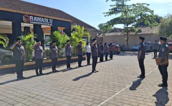 Alan (kedua dari kanan) saat menjadi pembina apel.