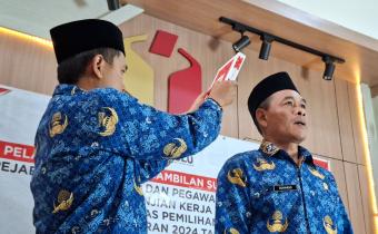 Sunarno (kanan) saat menjalani proses pengambilan sumpah/janji.