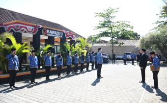 Tedjo Dwijanto (kedua dari kanan) saat menjadi inspektur upacara.