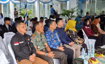 Widodo (kiri) saat menghadiri Talkshow di Merapi FM.