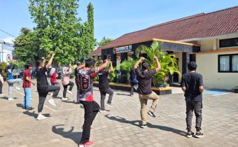 Senam Sehat di Halaman Kantor.