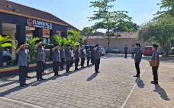 Lilik (kedua dari kanan) saat menjadi pembina apel.