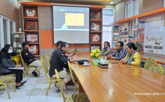 Jajaran Bawaslu Boyolali (kiri) saat berkoordinasi di Kantor KPU Boyolali.