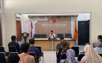 Agus Suyanto (tengah) saat mengisi tausiah.