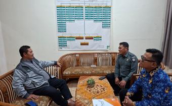 Muhamad Mahmudi (tengah) saat melakukan koordinasi dengan Kwartir Cabang Gerakan Pramuka Boyolali.