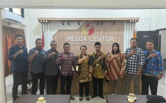 Jajaran Bawaslu dan KPU berfoto bersama pasca koordinasi.