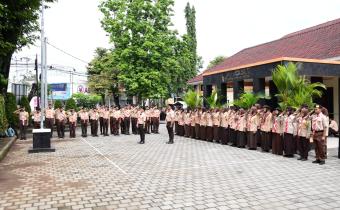 Suasana khidmat apel perdana Saka Adhyasta Pemilu 2025.