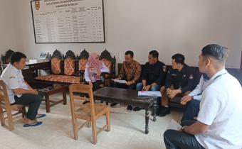 Muhamad Mahmudi (ketiga dari kanan) saat mengawasi proses coktas.