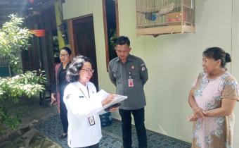 Ketua Bawaslu Boyolali, Widodo (tengah) saat mengawasi coktas di salah satu rumah warga.