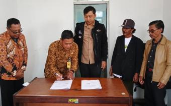 Muhamad Mahmudi (kedua dari kiri) saat menandatangani Perjanjian Kerja Sama.