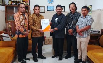 Muhamad Mahmudi (kedua dari kiri) berfoto bersama Kades Samiran beserta jajaran.