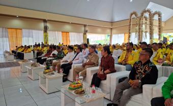 Widodo (kanan) saat menghadiri Musda XI Partai Golkar.