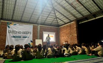 Muhamad Mahmudi, saat menjadi pemateri dalam kemah bhakti.