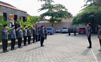 Alan Amundi Wibowo (kedua dari kanan) saat menjadi pembina apel.