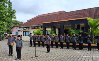 Widodo (kedua dari kiri) saat menjadi pembina apel.