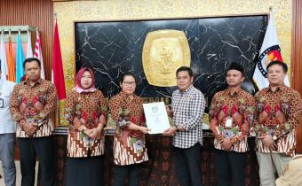 Muhamad Mahmudi (ketiga dari kanan) saat menerima berita acara pleno.