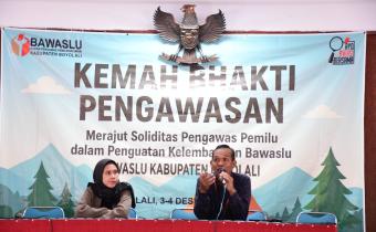 Sigit Murdaka (kanan) saat menjadi narasumber pada "Kemah Bhakti Pengawasan".