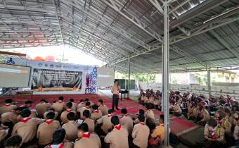 Widodo (tengah) saat menyampaikan materi.