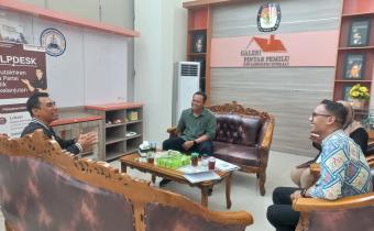 Lilik Wahyu Catur Wibowo (kiri), saat berkoordinasi ke Kantor KPU Boyolali.