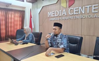 Agus Suyanto (kanan) saat memimpin rapat internal.