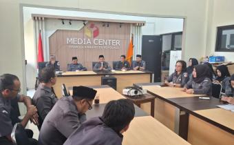 Widodo (tengah) saat memimpin rapat.