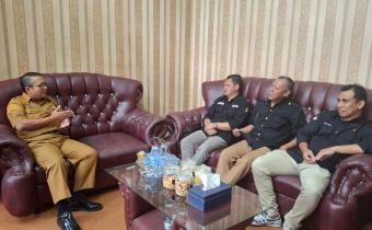 Widodo (tengah) saat berdiskusi dengan Kepala Dispermasdes.