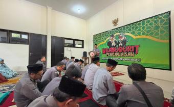 Widodo (berdiri di atas mimbar) saat mengisi tausiyah.