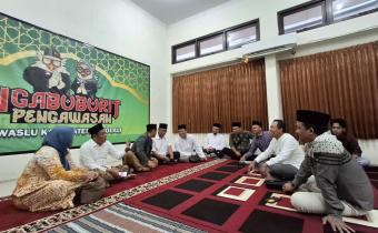 Momen penuh keakraban jajaran Bawaslu Boyolali beserta tamu undangan jelang buka puasa.