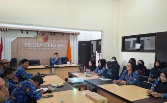 Rapat internal membahas implementasi Pelaporan Kinerja Harian.