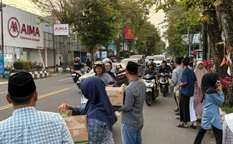 Jajaran Bawaslu Boyolali dan Saka Adhyasta saat berbagi takjil.
