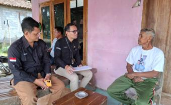 Ketua Bawaslu Boyolali, Widodo (kiri) saat mengawasi coktas di salah satu rumah warga.