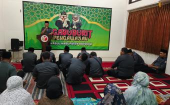 Agus Marwanto (berdiri di atas mimbar) saat menyampaikan materi tausiyah.