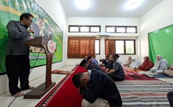 Totok Nugroho (kiri) saat mengisi tausiyah.